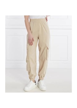 GUESS ACTIVE Spodnie cargo ARLETH | Relaxed fit ze sklepu Gomez Fashion Store w kategorii Spodnie damskie - zdjęcie 185013455