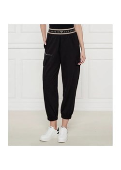 EA7 Spodnie cargo | Regular Fit ze sklepu Gomez Fashion Store w kategorii Spodnie damskie - zdjęcie 185014908
