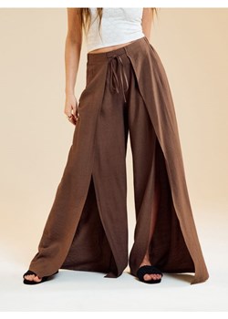 Sinsay - Spodnie z głębokim rozcięciem na nogawkach - brązowy ze sklepu Sinsay w kategorii Spodnie damskie - zdjęcie 185019657
