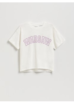 Reserved - Krótki t-shirt z nadrukiem - złamana biel ze sklepu Reserved w kategorii Bluzki dziewczęce - zdjęcie 185031536