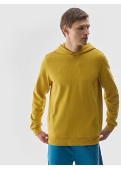 Męska bluza nierozpinana z kapturem 4F 4FWSS24TSWSM0948 - żółta ze sklepu Sportstylestory.com w kategorii Bluzy męskie - zdjęcie 185033049