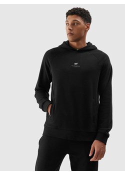 Męska bluza nierozpinana z kapturem 4F 4FWSS24TSWSM1010 - czarna ze sklepu Sportstylestory.com w kategorii Bluzy męskie - zdjęcie 185033067