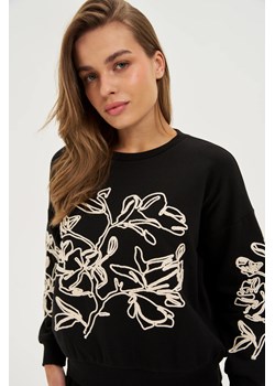 Bluza z aplikacją czarna ze sklepu Moodo.pl w kategorii Bluzy damskie - zdjęcie 185038065