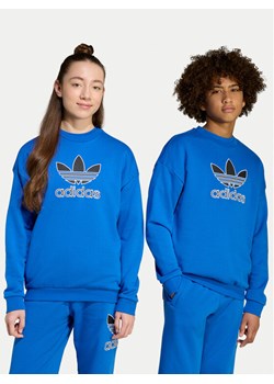 adidas Bluza Trefoil JV8570 Niebieski Loose Fit ze sklepu MODIVO w kategorii Bluzy chłopięce - zdjęcie 185039128