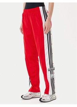 adidas Spodnie dresowe Adibreak JY1354 Czerwony Loose Fit ze sklepu MODIVO w kategorii Spodnie damskie - zdjęcie 185040818