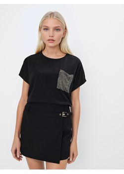 Mohito - Czarny t-shirt z cekinową kieszenią - czarny ze sklepu Mohito w kategorii Bluzki damskie - zdjęcie 185045037
