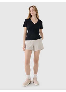 Damskie spodenki dresowe 4F 4FWSS25TSHOF540 - beżowe ze sklepu Sportstylestory.com w kategorii Szorty - zdjęcie 185049728