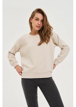Bluza z aplikacją beżowa ze sklepu Moodo.pl w kategorii Bluzy damskie - zdjęcie 185055646