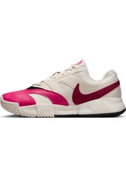 Damskie buty do tenisa na korty ziemne NikeCourt Lite 4 - Brązowy ze sklepu Nike poland w kategorii Buty sportowe damskie - zdjęcie 185055788
