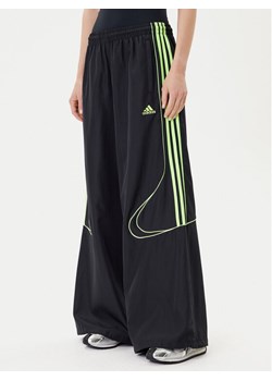 adidas Spodnie dresowe Teamgeist adicolor JV7478 Czarny Oversize ze sklepu MODIVO w kategorii Spodnie damskie - zdjęcie 185057689