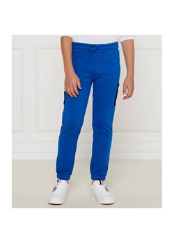 Guess Spodnie dresowe | Regular Fit ze sklepu Gomez Fashion Store w kategorii Spodnie chłopięce - zdjęcie 185059029
