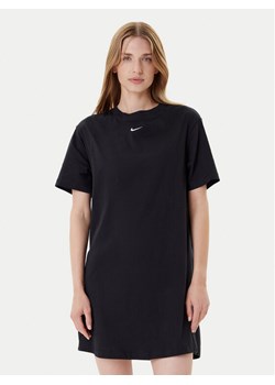 Nike Sukienka codzienna DV7882 Czarny Relaxed Fit ze sklepu MODIVO w kategorii Sukienki - zdjęcie 185059577