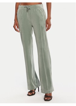Juicy Couture Spodnie dresowe Tina JCAPW045 Zielony Regular Fit - id: 0000305489517 - marki Juicy Couture - 185070226 Juicy Couture Spodnie dresowe Tina JCAPW045 Zielony Regular Fit ze sklepu MODIVO w kategorii Spodnie damskie - zdjęcie 185070226