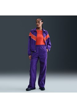 Damskie spodnie z tkaniny z wysokim stanem i luźnymi nogawkami Nike Windrunner - Fiolet ze sklepu Nike poland w kategorii Spodnie damskie - zdjęcie 185072228