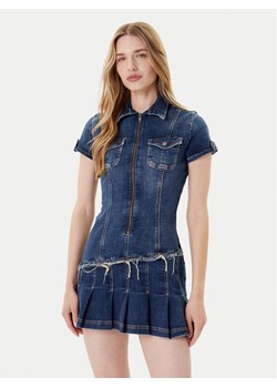 Guess Sukienka jeansowa W5YK71 D4H1D Niebieski Regular Fit ze sklepu MODIVO w kategorii Sukienki - zdjęcie 185073906