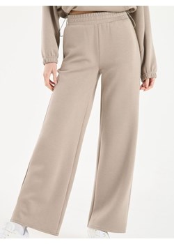 Sinsay - Spodnie dresowe z szerokimi nogawkami - beżowy ze sklepu Sinsay w kategorii Spodnie damskie - zdjęcie 185082058