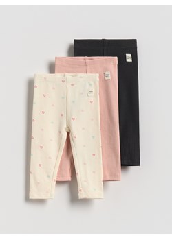 Reserved - Prążkowane legginsy z naszywką - złamana biel ze sklepu Reserved w kategorii Spodnie i półśpiochy - zdjęcie 185083358