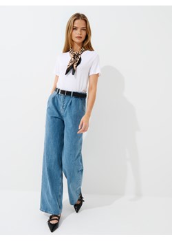 Mohito - T-shirt z dekoltem V - biały ze sklepu Mohito w kategorii Bluzki damskie - zdjęcie 185084289