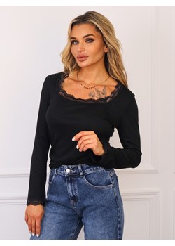BLUZKA OVERSIZE Z DEKOLTEM CARO I OZDOBNĄ KORONKĄ- CZARNA ze sklepu olika.com.pl w kategorii Bluzki damskie - zdjęcie 185136498