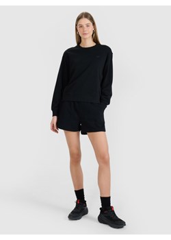 Damskie spodenki dresowe czarne 4F 4FWMM00TSHOF704 - czarne ze sklepu Sportstylestory.com w kategorii Szorty - zdjęcie 185137968