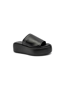 Calvin Klein Skórzane klapki FLATFORM SLIDE LTH ze sklepu Gomez Fashion Store w kategorii Klapki damskie - zdjęcie 185378537