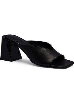 Alohas Skórzane klapki na słupku ze sklepu Gomez Fashion Store w kategorii Klapki damskie - zdjęcie 185378566