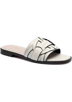 Coccinelle Skórzane klapki Coccinelle Monog ze sklepu Gomez Fashion Store w kategorii Klapki damskie - zdjęcie 185379346