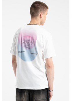 Biały t-shirt z autorską grafiką z tyłu, rozmiar - 146, kolor - biały ze sklepu REPORTER w kategorii T-shirty chłopięce - zdjęcie 185388997