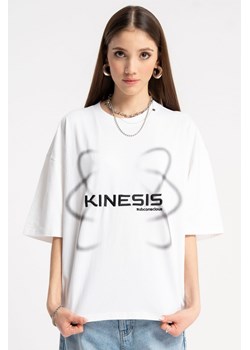 Biały t-shirt boxy z autorską grafiką z przodu, kolor - biały, rozmiar - 140 ze sklepu REPORTER w kategorii Bluzki dziewczęce - zdjęcie 185389035