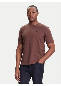 Wrangler T-Shirt Sign Off 112371484 Brązowy Regular Fit ze sklepu MODIVO w kategorii T-shirty męskie - zdjęcie 185391466