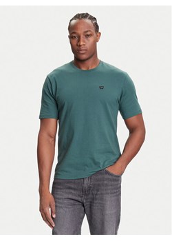 Wrangler T-Shirt Sign Off 112371479 Zielony Regular Fit ze sklepu MODIVO w kategorii T-shirty męskie - zdjęcie 185391526