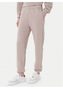On Spodnie dresowe Club Pants 1WE1005 Beżowy Relaxed Fit ze sklepu MODIVO w kategorii Spodnie damskie - zdjęcie 185391535