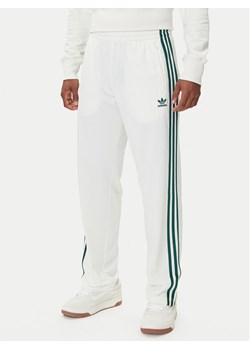 adidas Spodnie dresowe adicolor Classics Firebird KA0480 Biały Regular Fit ze sklepu MODIVO w kategorii Spodnie męskie - zdjęcie 185391598