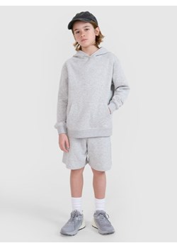 Chłopięce spodenki dresowe 4F 4FJWMM00TSHOM629 - szare ze sklepu Sportstylestory.com w kategorii Spodenki chłopięce - zdjęcie 185395538