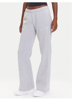 Under Armour Spodnie dresowe Ua Rival 6003711 Szary Loose Fit ze sklepu MODIVO w kategorii Spodnie damskie - zdjęcie 185411798