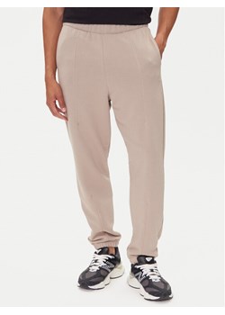 On Spodnie dresowe Club Pants 1ME1004 Beżowy Relaxed Fit ze sklepu MODIVO w kategorii Spodnie męskie - zdjęcie 185411955