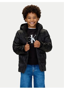Calvin Klein Jeans Kurtka zimowa IB0IB02570 Czarny Regular Fit ze sklepu MODIVO w kategorii Kurtki chłopięce - zdjęcie 185415897