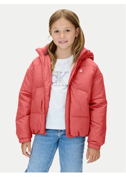 Calvin Klein Jeans Kurtka zimowa IG0IG02056 Różowy Regular Fit ze sklepu MODIVO w kategorii Kurtki dziewczęce - zdjęcie 185415968