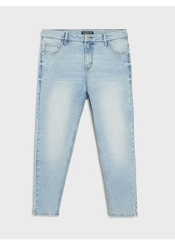 Sinsay - Jeansy cropped carrot fit - niebieski ze sklepu Sinsay w kategorii Jeansy męskie - zdjęcie 185420115