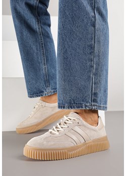 Beżowe Zamszowe Sneakersy Typu Tenisówki ze Skórzaną Wkładką Ozdobione Paskami Melissele ze sklepu born2be.pl w kategorii Buty sportowe damskie - zdjęcie 185421637