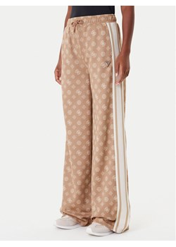 Guess Spodnie dresowe V5YB10 K0282 Brązowy Relaxed Fit ze sklepu MODIVO w kategorii Spodnie damskie - zdjęcie 185444066
