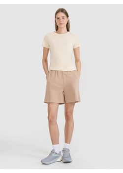 Damskie spodenki dresowe 4F 4FWMM00TSHOF771 - beżowe ze sklepu Sportstylestory.com w kategorii Szorty - zdjęcie 185447899