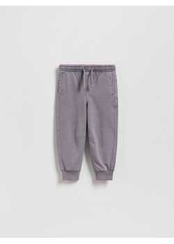 Reserved - Bawełniane spodnie jogger - fioletowy - id: 179FI-48X - marki Reserved - 185449225 Reserved - Bawełniane spodnie jogger - fioletowy ze sklepu Reserved w kategorii Spodnie chłopięce - zdjęcie 185449225