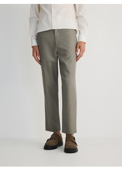 Reserved - Spodnie chino regular z dodatkiem konopi - oliwkowy ze sklepu Reserved w kategorii Spodnie męskie - zdjęcie 185449678