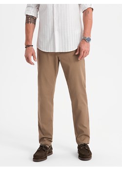 Męskie spodnie chino REGULAR FIT z delikatną strukturą – ciemnobeżowe V2  OM-PACP-0184 ze sklepu ombre w kategorii Spodnie męskie - zdjęcie 185453627