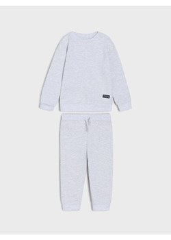 Sinsay - Bawełniany komplet dzianinowy w stylu basic - szary - id: 584EM-09M - marki Sinsay - 185457987 Sinsay - Bawełniany komplet dzianinowy w stylu basic - szary ze sklepu Sinsay w kategorii Komplety niemowlęce - zdjęcie 185457987