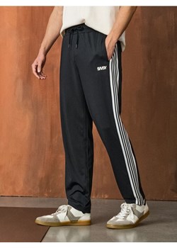 Sinsay - Sportowe spodnie z lampasem - czarny ze sklepu Sinsay w kategorii Spodnie męskie - zdjęcie 185461876