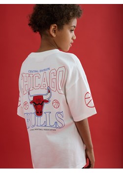 Reserved - T-shirt Chicago Bulls NBA - złamana biel ze sklepu Reserved w kategorii T-shirty chłopięce - zdjęcie 185472756