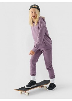 Dziewczęca bluza dresowa nierozpinana z kapturem 4F 4FJWMM00TSWSF1316 - fioletowa ze sklepu Sportstylestory.com w kategorii Bluzy dziewczęce - zdjęcie 185482588