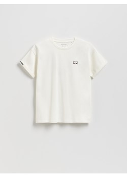 Reserved - Bawełniany t-shirt z haftem - złamana biel ze sklepu Reserved w kategorii T-shirty chłopięce - zdjęcie 185496106